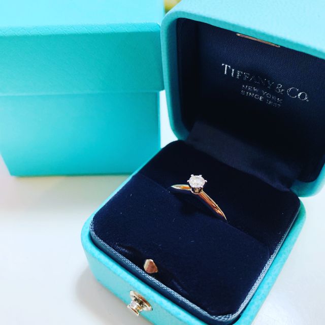 【ティファニー(Tiffany & Co.)の口コミ】 王道ブランドのティファニーで、婚約指輪の王道の形のティファニーセッテ…