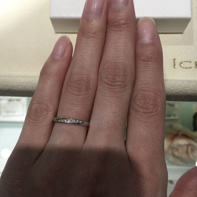 【モニッケンダム(MONNICKENDAM)の口コミ】 緩やかなS字で、自分の指にとてもフィットしました。太さ、ダイヤの入り方…