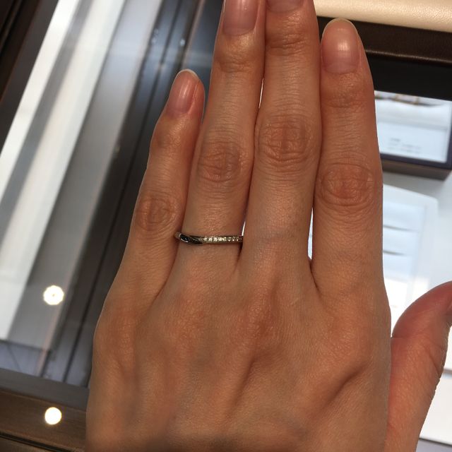 【俄(にわか)の口コミ】 半分にダイヤが入っており、少し珍しいデザインかと思います。外側はダイ…