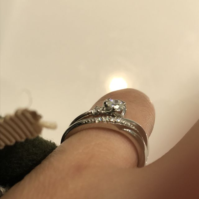 【4℃ BRIDAL(ヨンドシーブライダル)の口コミ】 バラの花のような形の足でダイヤを支えていてとても可愛らしいです。ダイ…