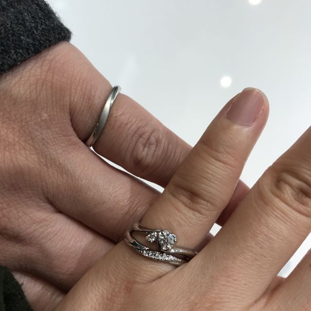 【4℃ BRIDAL(ヨンドシーブライダル)の口コミ】 バラの花のような形の足でダイヤを支えていてとても可愛らしいです。ダイ…