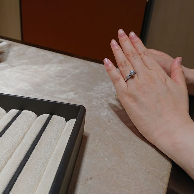 【ブルガリ(BVLGARI)の口コミ】 当初は繊細なイメージの指輪、ダイヤのクラリティにこだわって婚約指輪を…