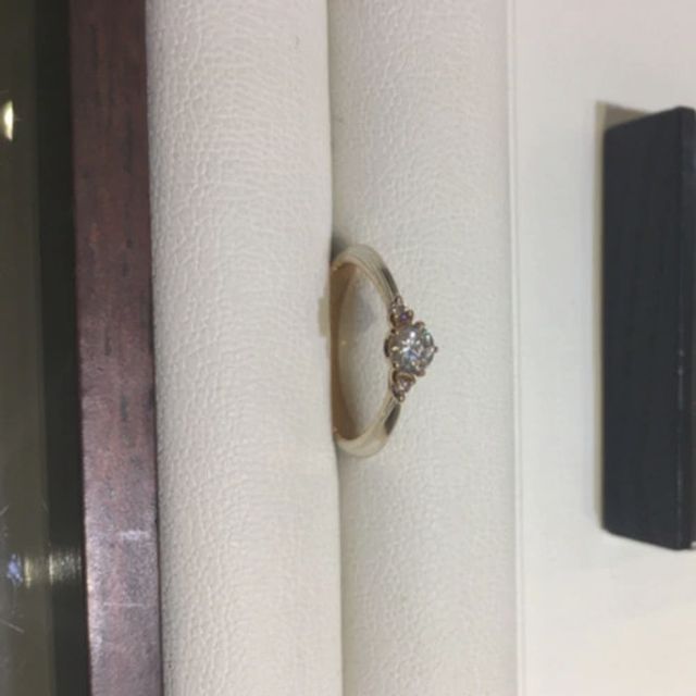 【杢目金屋(もくめがねや)の口コミ】 細めの幅が綺麗だと思いますし、肌の色合いともマッチしているリングです…