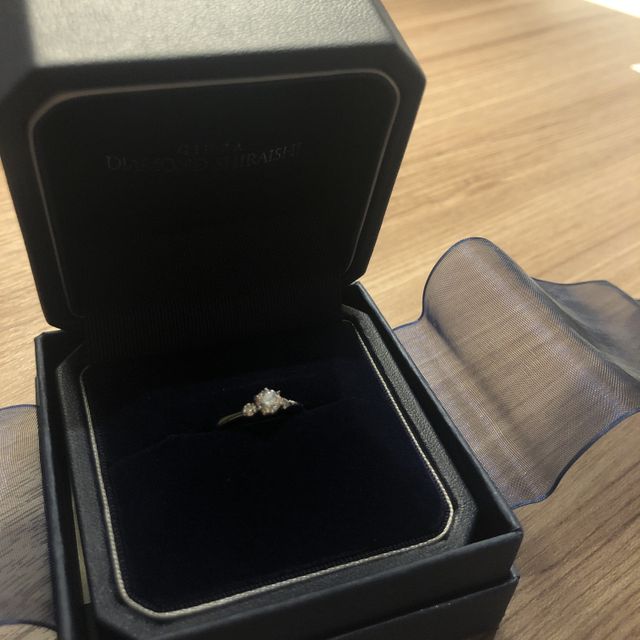 【銀座ダイヤモンドシライシの口コミ】 指輪のリングの太さは細め、ダイヤの両サイドにダイヤモンドが一粒ずつのv…
