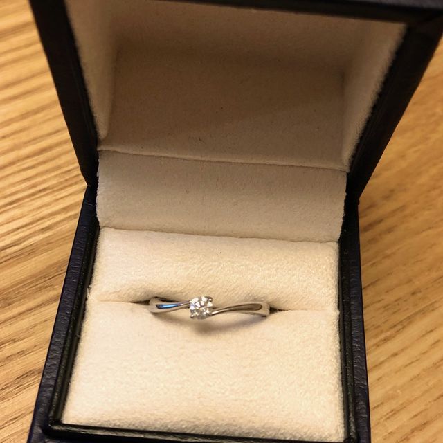 【ヴァンドーム青山(VENDOME AOYAMA)の口コミ】 この指輪を選んだ一番の決め手はデザインです。私は指の関節が太めで手が…