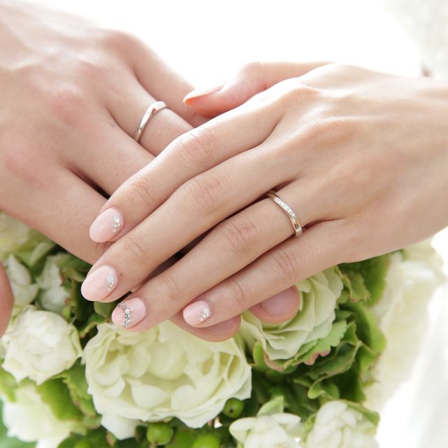 【4℃ BRIDAL(ヨンドシーブライダル)の口コミ】 デザインが気に入りました。シンプルなストレートでは無く、あえて少しカ…