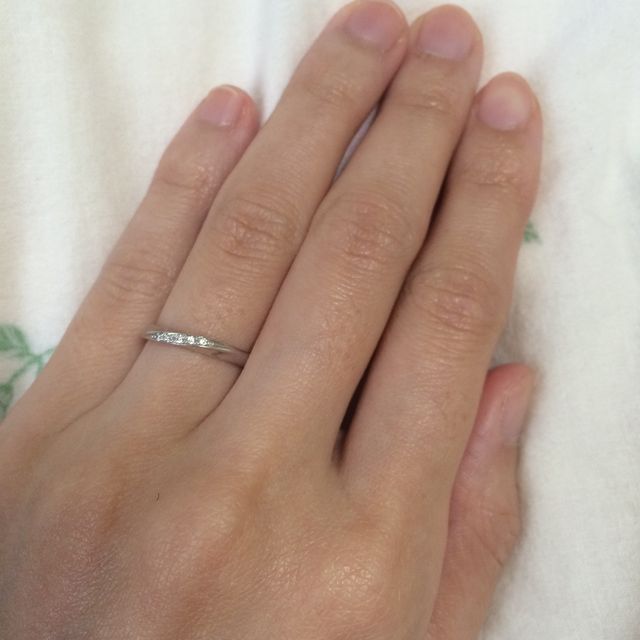 【4℃ BRIDAL(ヨンドシーブライダル)の口コミ】 デザインが気に入りました。シンプルなストレートでは無く、あえて少しカ…