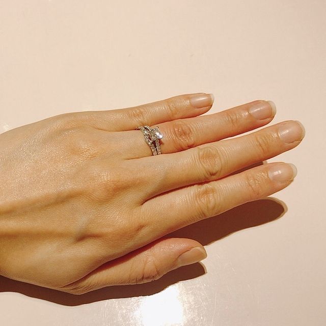 【TRECENTI(トレセンテ)の口コミ】 キラキラが好きなことや、婚約指輪と重ね付けしたかったので、v字のエタニ…