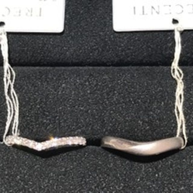 【TRECENTI(トレセンテ)の口コミ】 キラキラが好きなことや、婚約指輪と重ね付けしたかったので、v字のエタニ…