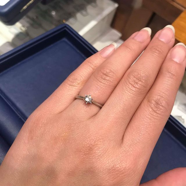 【銀座ダイヤモンドシライシの口コミ】 デザインは様々な形のものを見せていただいたが、ストレートでシンプル、…