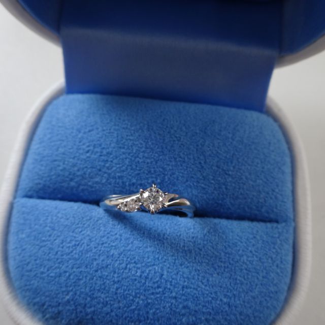 【銀座ダイヤモンドシライシの口コミ】 流線形なので、指が細く見えるのと、ダイヤのセッティングバランスが綺麗…