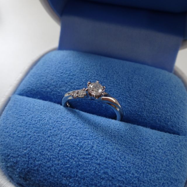 【銀座ダイヤモンドシライシの口コミ】 流線形なので、指が細く見えるのと、ダイヤのセッティングバランスが綺麗…