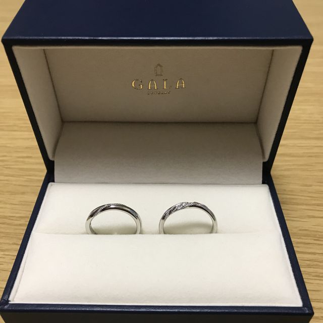 【GALA JEWELRY(ガラジュエリー)の口コミ】 色々な指輪を一通りつけて、はずしてを繰り返していました。
本当は他のも…