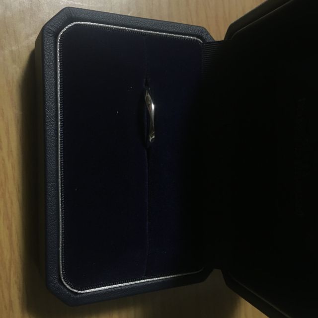 【銀座ダイヤモンドシライシの口コミ】 デザインは緩いS字のデザインになってます。
良くあるタイプのデザインに…