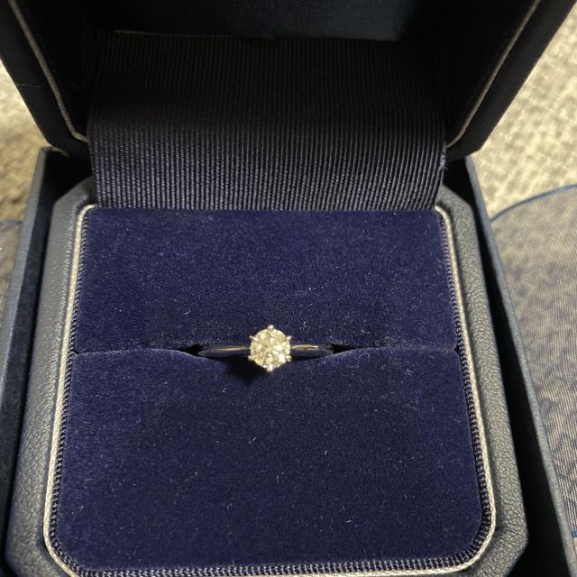 【銀座ダイヤモンドシライシの口コミ】 シンプルなデザインで、光をたくさん取り込む形状をしていてダイヤモンド…