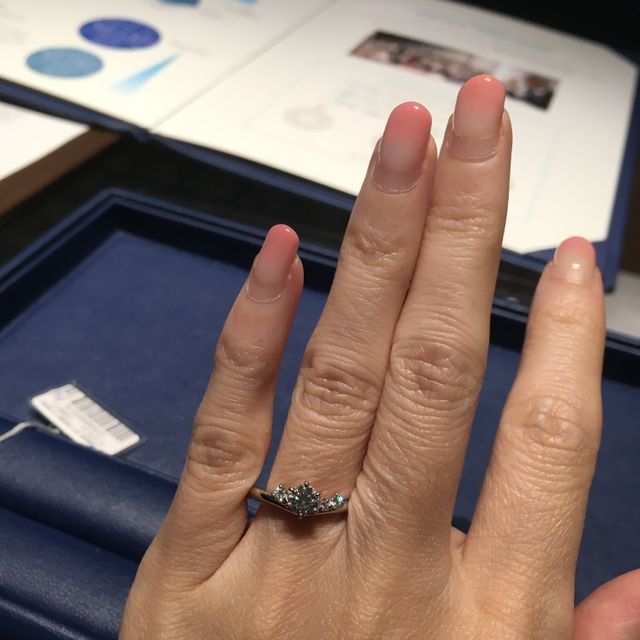 【銀座ダイヤモンドシライシの口コミ】 左右非対称のデザインで繊細な感じのリングでした。センターダイヤモンド…