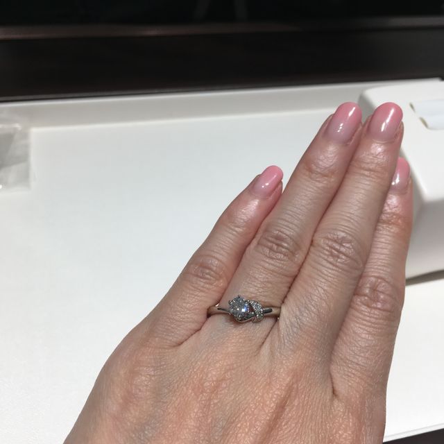 【俄(にわか)の口コミ】 茜というデザイン名のリングでした。なかなか見かけないデザインで、セン…