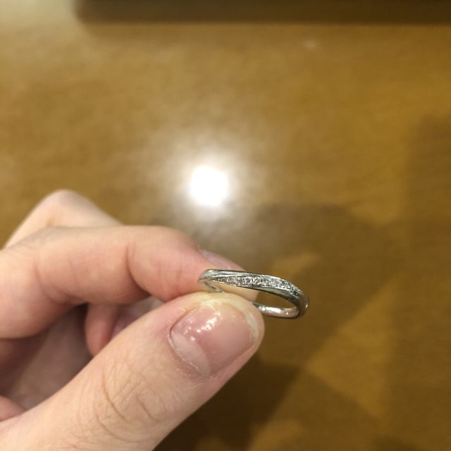 【4℃ BRIDAL(ヨンドシーブライダル)の口コミ】 華奢なデザインで、ウェーブにダイヤが入っており、動かすと華やかに見え…