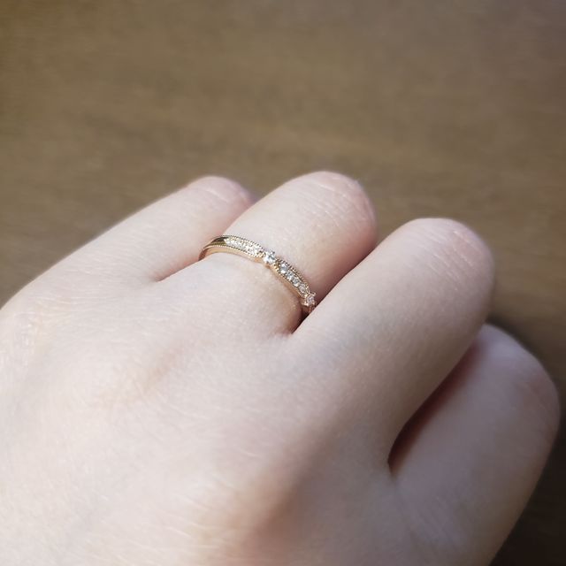 【LUCIE(ルシエ)の口コミ】 婚約指輪と合わせて、同じブランドで揃えたかったので購入しました。ブラ…