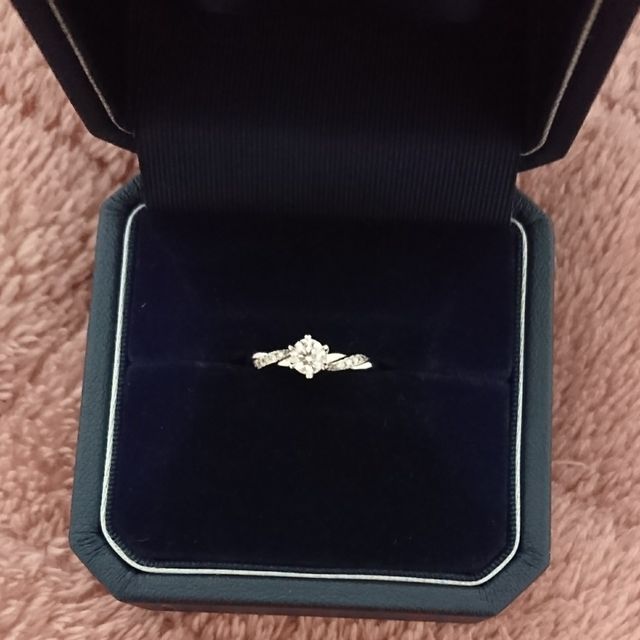【銀座ダイヤモンドシライシの口コミ】 最初にネットでこの指輪を拝見しデザインが可愛くて一目惚れしました。
お…