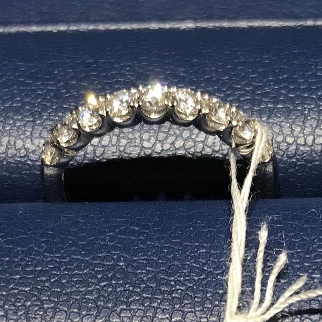 【銀座ダイヤモンドシライシの口コミ】 ＊女性用の指輪は、幅が少し広めのハーフエタニティを探していたので、こ…