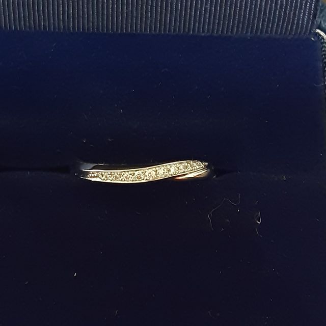 【銀座ダイヤモンドシライシの口コミ】 細めのデザインです。斜めのラインで細かくダイヤモンドが埋め込まれてお…
