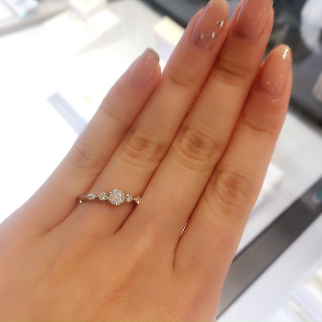 【BRIDGE ANTWERP BRILLIANT GALLERY(ブリッジ・アントワープ・ブリリアント・ギャラリー)の口コミ】 最初は違うのを見せてもらうために来店したのですが、店員さんがお客様の…