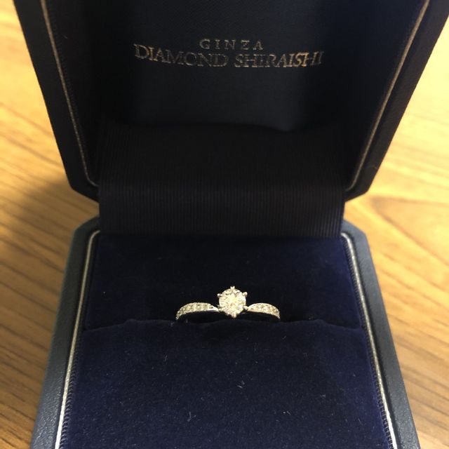 【銀座ダイヤモンドシライシの口コミ】 結婚指輪がシンプルな物なので、婚約指輪は少し変わったデザインにしつつ…