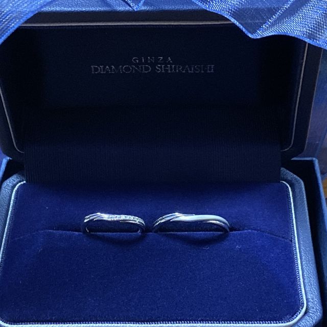 【銀座ダイヤモンドシライシの口コミ】 細めのデザイン希望で、V字型やウェーブ等で悩みましたが、いくつか試着さ…