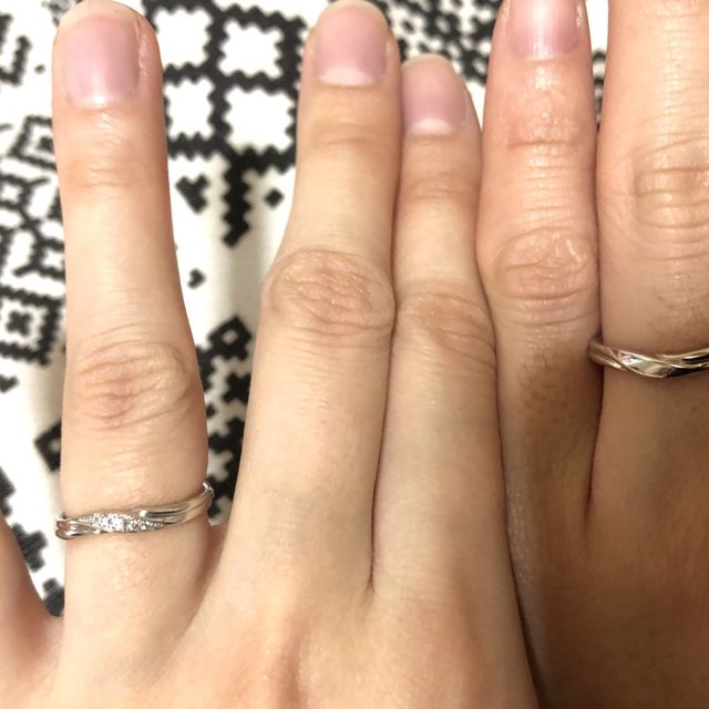 【銀座ダイヤモンドシライシの口コミ】 指輪のデザインはシンプルだが少しウェーブもかかっており
真ん中にダイヤ…