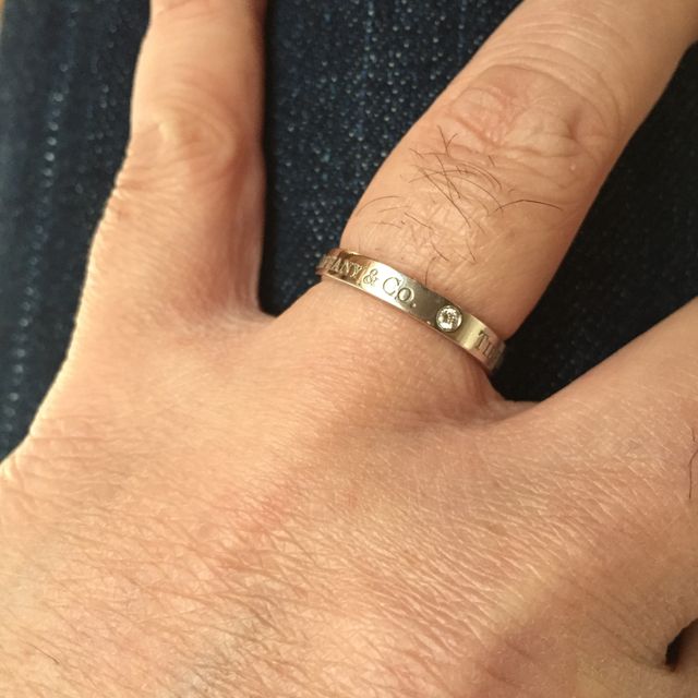 【ティファニー(Tiffany & Co.)の口コミ】 男女ペアのデザインでは無かったのですが、輝きが良く艶やかで、ティファ…