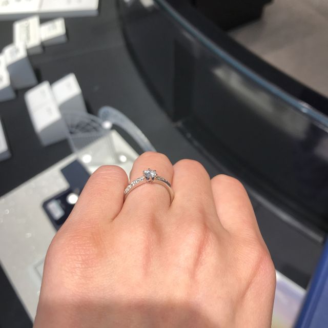 【銀座ダイヤモンドシライシの口コミ】 宝石箱の中を覗いているかのような星空の世界をイメージしたエンゲージリ…