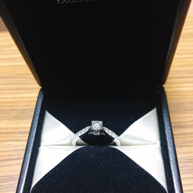 【エクセルコダイヤモンド(EXELCO DIAMOND)の口コミ】 一目惚れ。私のゴツゴツした手に華やかな指輪がぴったりでした。入籍日と…