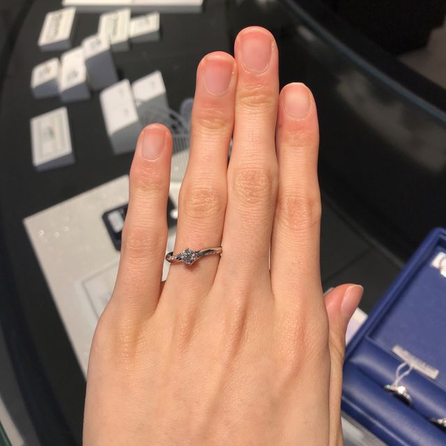 【銀座ダイヤモンドシライシの口コミ】 ダイヤモンドを目立たせたい、プラチナの指輪部分にも少し華やかさがほし…