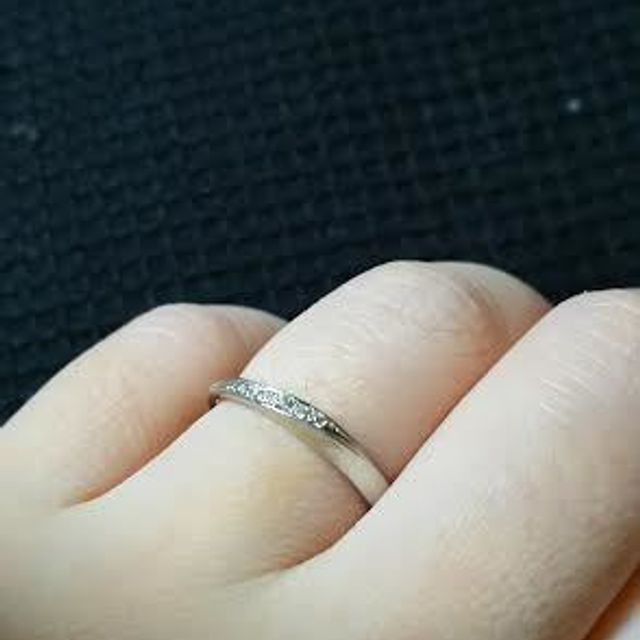 【4℃ BRIDAL(ヨンドシーブライダル)の口コミ】 結婚指輪のため、常に身につけていたいと思っており、デザイン的にはシン…
