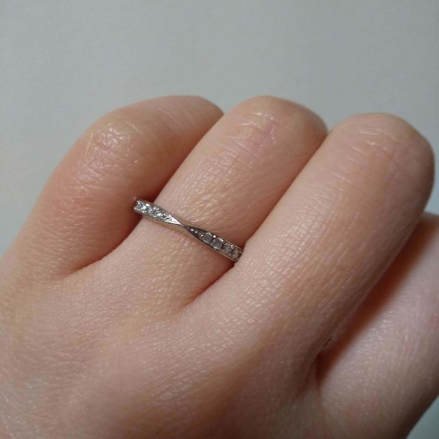 【BIJOUPIKO(ビジュピコ)の口コミ】 婚約指輪と重ねづけできるデザインのハーフエタニティリングにしました。…