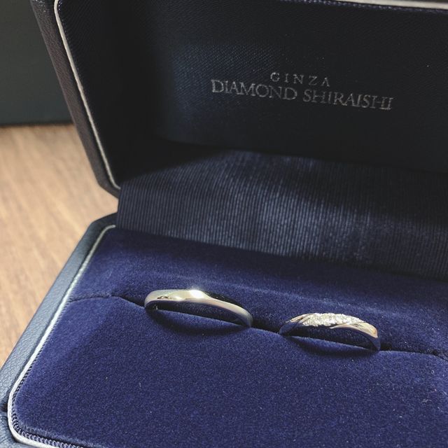 【銀座ダイヤモンドシライシの口コミ】 プラチナのウェーブデザイン。ダイヤは大きいものが3つと小さいものがその…
