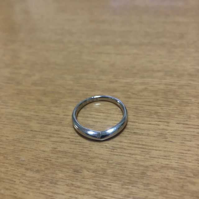 【ラザール ダイヤモンド(LAZARE DIAMOND)の口コミ】 日常的に使いたいので、派手すぎず、をベースに選びました。
Vラインの作…