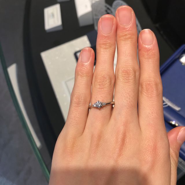 【銀座ダイヤモンドシライシの口コミ】 ウェーブがかったデザインのエンゲージリングとして、選ばせてもらいまし…
