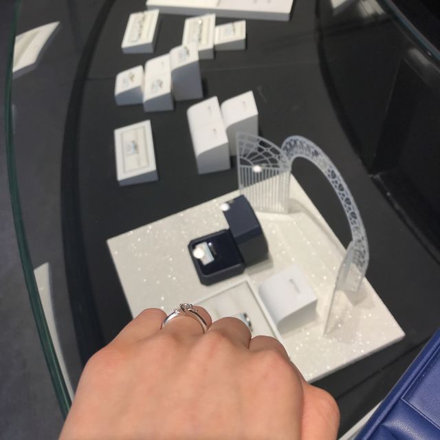 【銀座ダイヤモンドシライシの口コミ】 ウェーブがかったデザインのエンゲージリングとして、選ばせてもらいまし…