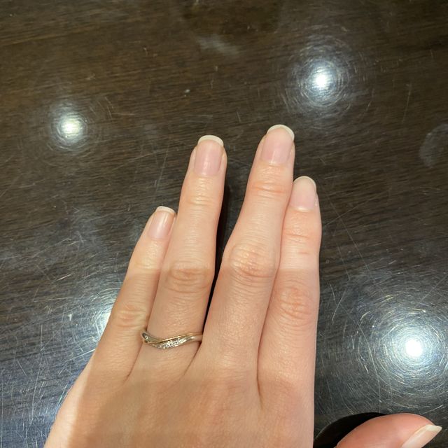 【ケイウノ ブライダル(K.UNO BRIDAL)の口コミ】 波うっているデザインにピンクゴールドがスッとひとすじ入っており、シン…