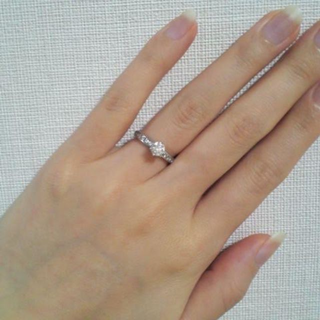 【ティファニー(Tiffany & Co.)の口コミ】 中央にダイヤモンドがのっていて、それを囲むように両サイドにダイヤモン…