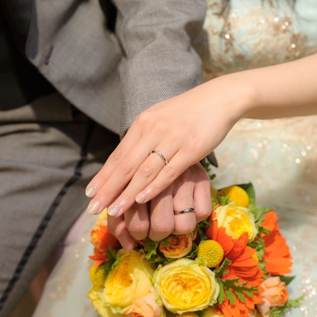 【俄(にわか)の口コミ】 シンプルながらも緩やかなV字、さりげなく光るダイヤのデザインに惹かれま…