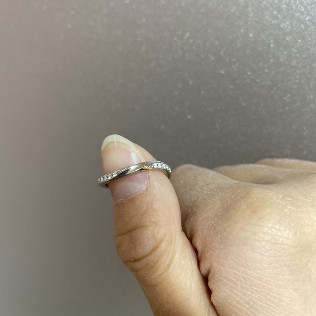 【アイプリモ(I-PRIMO)の口コミ】 婚約指輪がウェーブ型だったので婚約指輪と重ね付けできるデザインを探し…