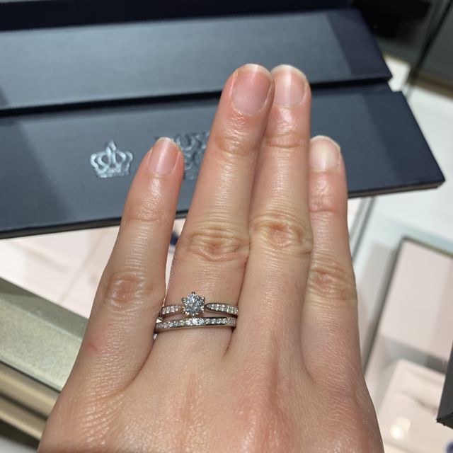 【ROYAL ASSCHER(ロイヤル・アッシャー)の口コミ】 世界三大カッティングブランドの中から迷いましたが、こちらのデザイン、…