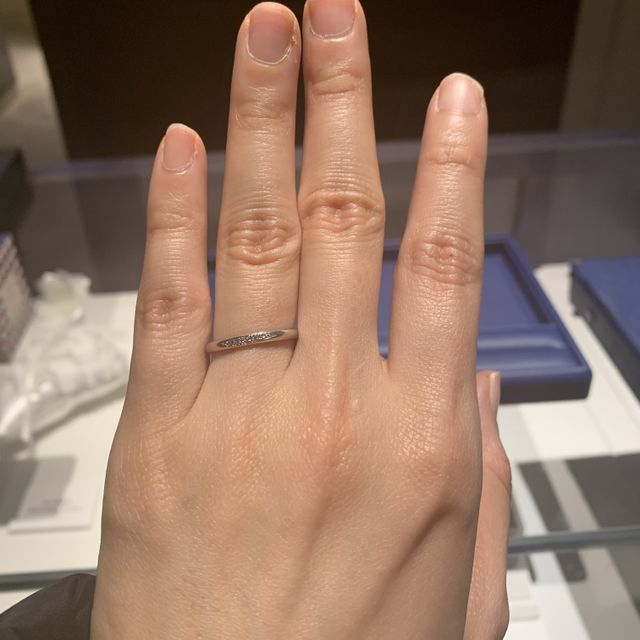 【銀座ダイヤモンドシライシの口コミ】 よくあるデザインではありますが、ダイヤモンドがキラキラとさりげなく輝…