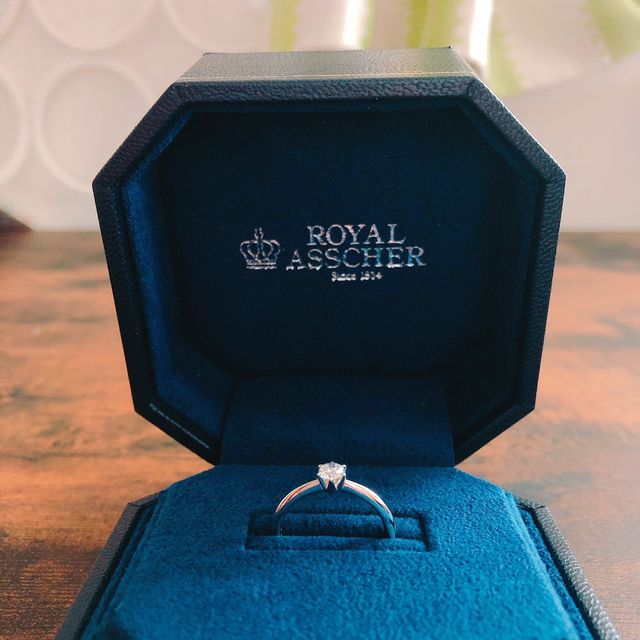 【ROYAL ASSCHER(ロイヤル・アッシャー)の口コミ】 指輪のデザインは、シンプルなものから華やかなものまで幅広くあります。…