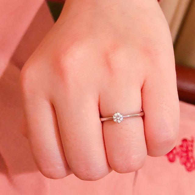 【ROYAL ASSCHER(ロイヤル・アッシャー)の口コミ】 指輪のデザインは、シンプルなものから華やかなものまで幅広くあります。…