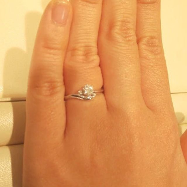 【CHARMY(チャーミー)の口コミ】 柔らかい印象のあるリングであり、指に着けると包み込むような感じです。…