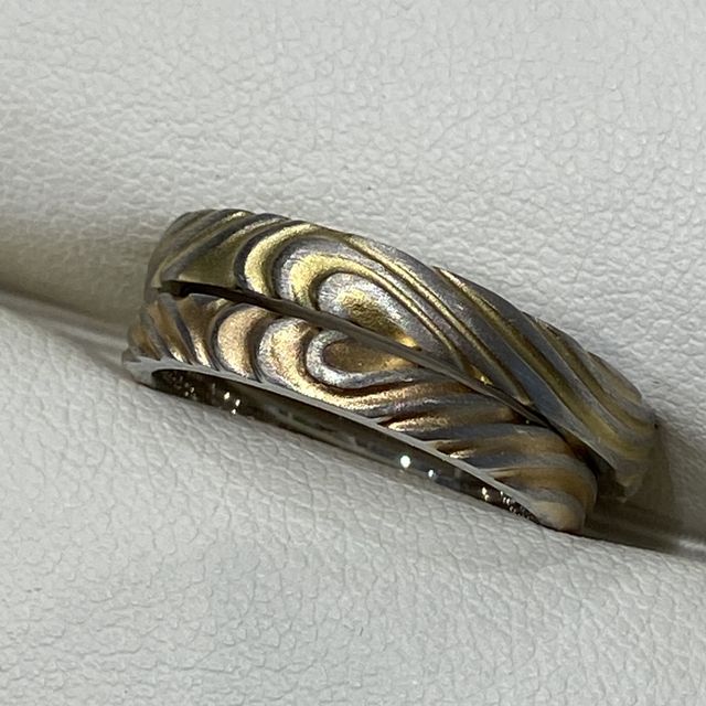 【Hamri(ハムリ)の口コミ】 周りとは少し違う個性的なデザインにしたくて、木目風の指輪にしました。
…